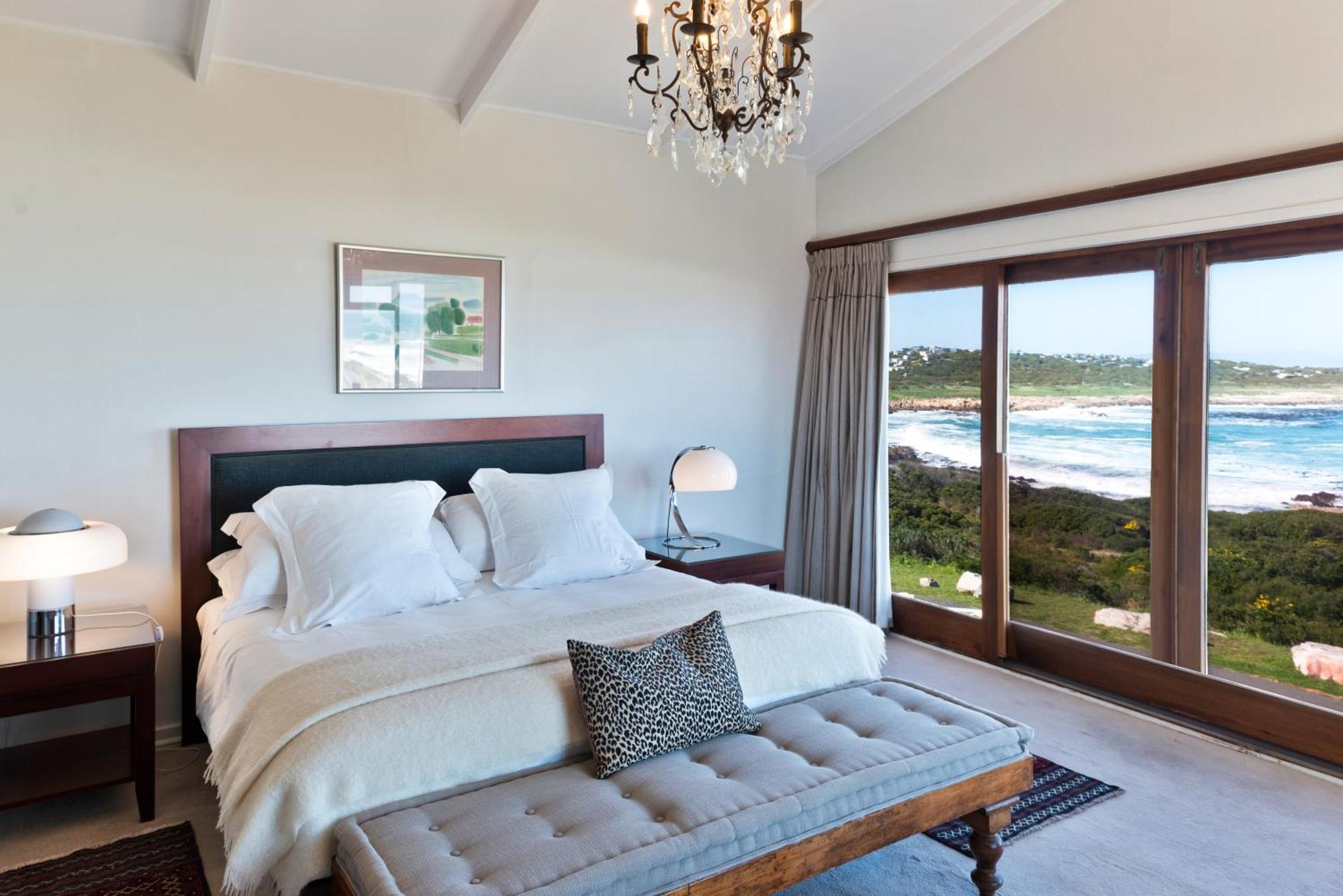 Schulphoek Seafront House Hermanus Exterior foto A bedroom at the Oyster Box