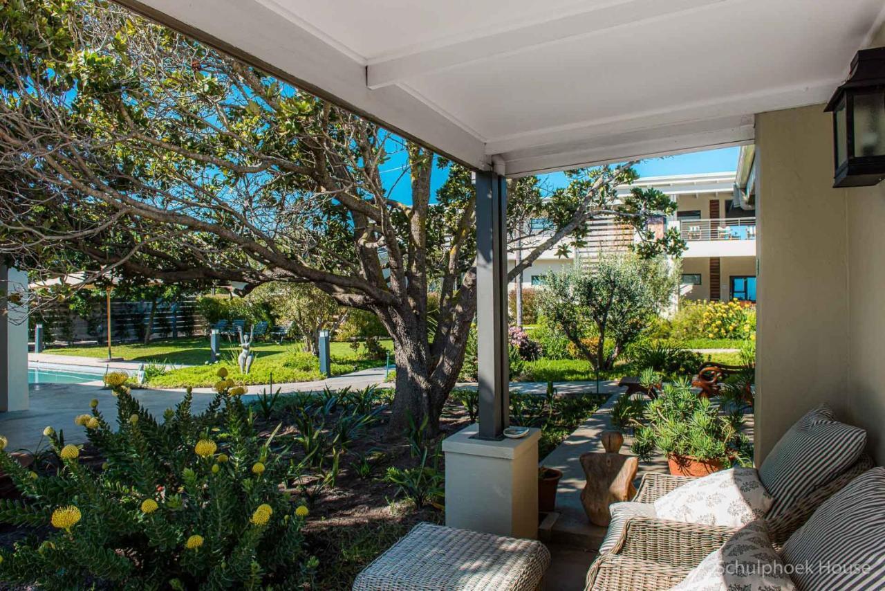 Schulphoek Seafront House Hermanus Exterior foto A view of the courtyard from a balcony